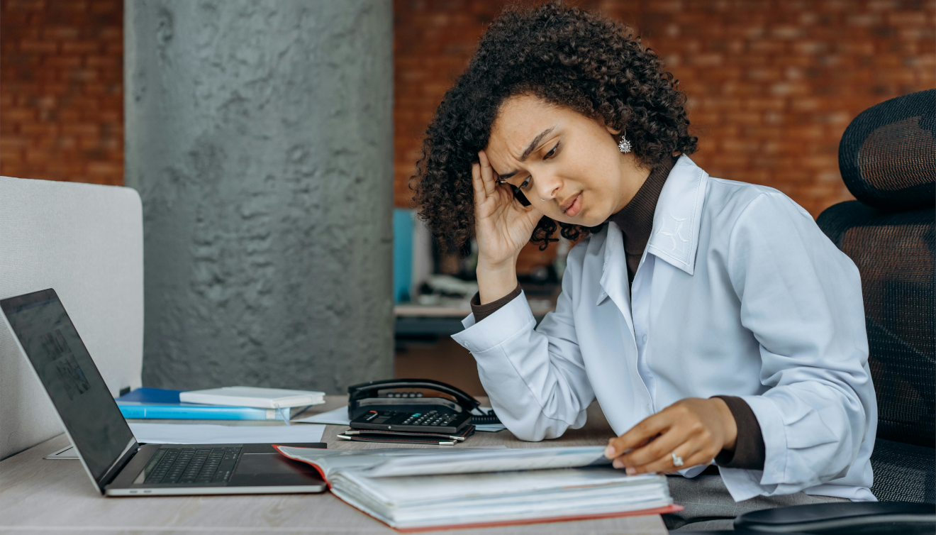 Persona agotada en su puesto de trabajo