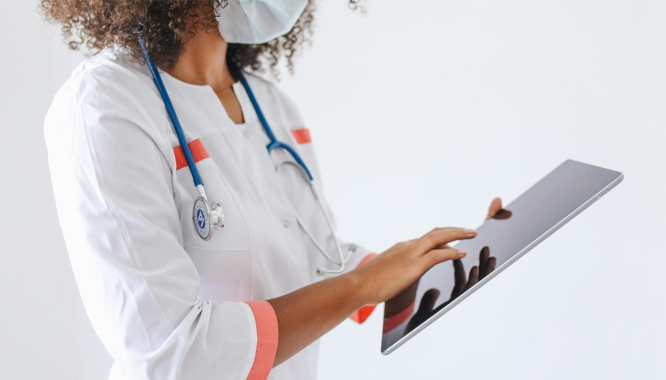 Doctora mirando atentamente a su tablet
