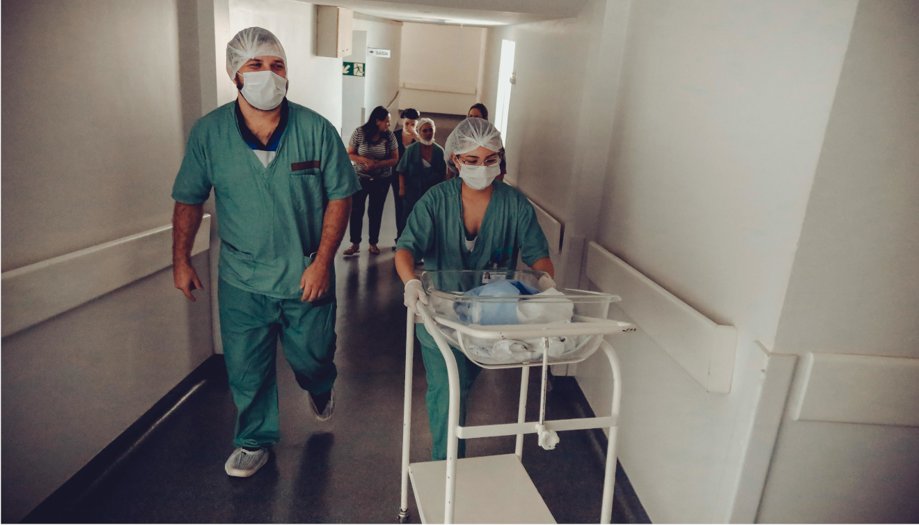 Personal sanitario por el pasillo de un hospital